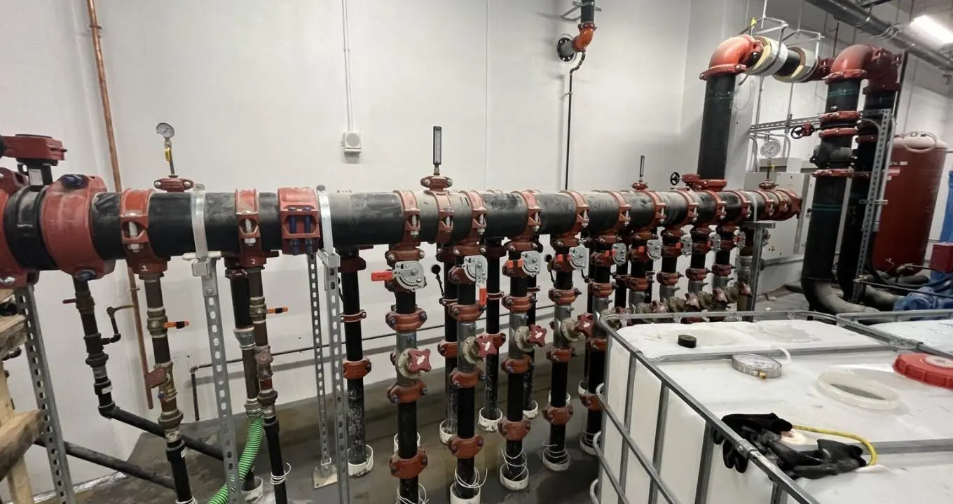 Closed loop Geothermal systems installed with a network of pipes buried underground and circulates a heat transfer fluid (mix of water and antifreeze)